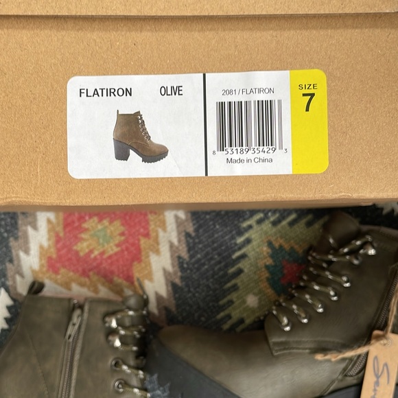 NEW Seven7‎ Flat Iron Combat Lace Up Boots Size 7 - Picture 6 of 8